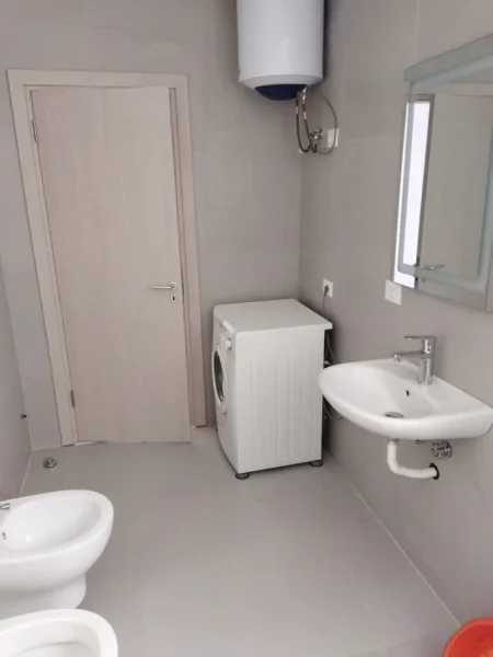 Tirane, jepet me qera apartament 2+1+Ballkon Kati 8, 100 m² 700 € (ish Fusha e Aviacionit, River Residence)