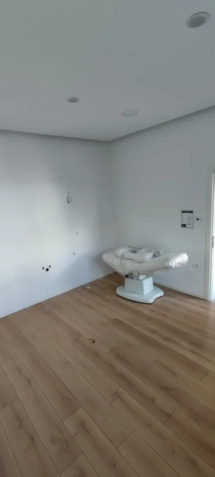 Tirane, jepet me qera zyre Kati 0, 200 m² 2.000 € (Parku Olimpik)