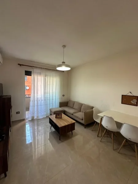 Tirane, jepet me qera apartament 1+1+Ballkon Kati 4, 65 m² 600 € (Rruga Myslym Shyri)