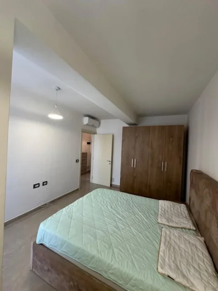 Tirane, jepet me qera apartament 1+1+Ballkon Kati 4, 65 m² 600 € (Rruga Myslym Shyri)