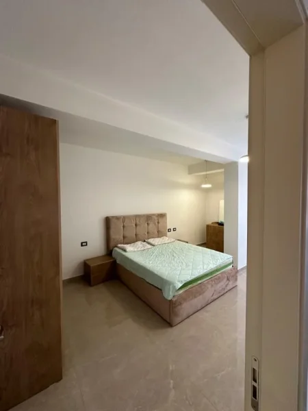 Tirane, jepet me qera apartament 1+1+Ballkon Kati 4, 65 m² 600 € (Rruga Myslym Shyri)