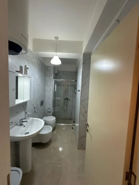 Tirane, jepet me qera apartament 1+1+Ballkon Kati 4, 65 m² 600 € (Rruga Myslym Shyri)