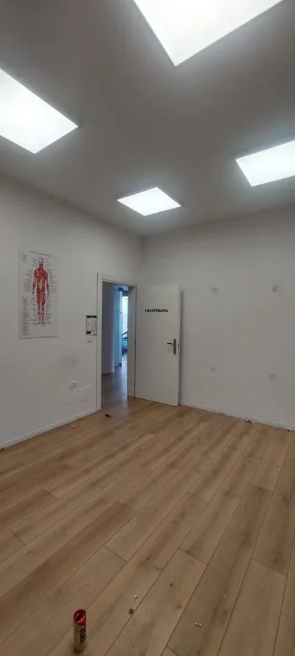 Tirane, jepet me qera Vile 2 Katshe , 200 m² 2.000 € (Komuna e Parisit)