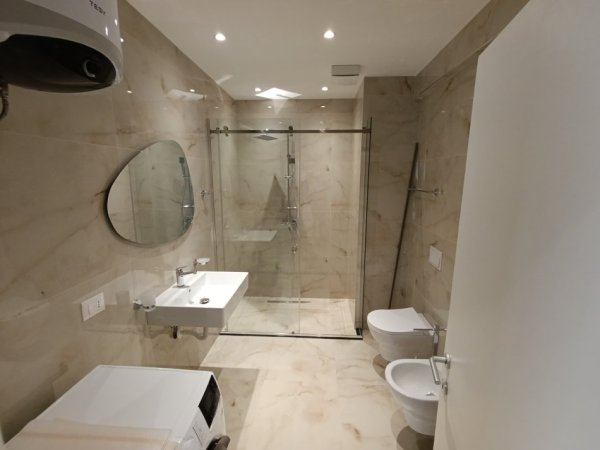 Tirane, jepet me qera apartament 2+1+Ballkon Kati 3, 100 m² 1.200 € (Plus post parkimi I perfshir ne cmim)