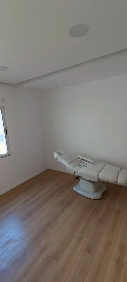 Tirane, jepet me qera ambjent biznesi Kati 1, 200 m² 2.000 € (Parku Olimpik)