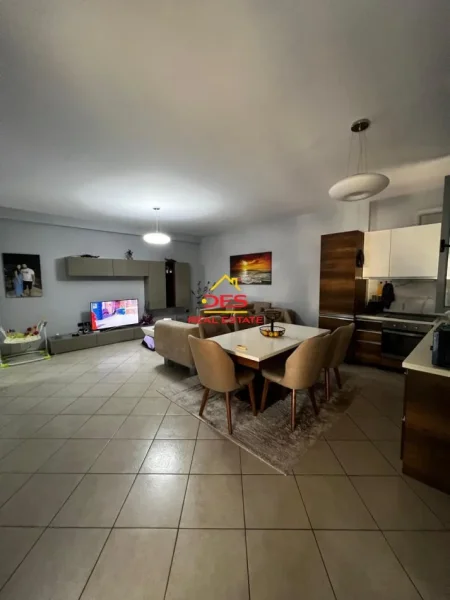 Vlore, shitet apartament 2+1+Ballkon Kati 3, 105 m² 140.000 € (Rruga Enver Jaho)