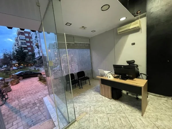 Tirane, jepet me qera ambjent biznesi Kati 0, 37 m² 300 € (5 Maji)