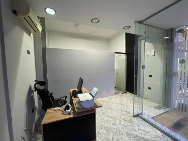 Tirane, jepet me qera ambjent biznesi Kati 0, 37 m² 300 € (5 Maji)