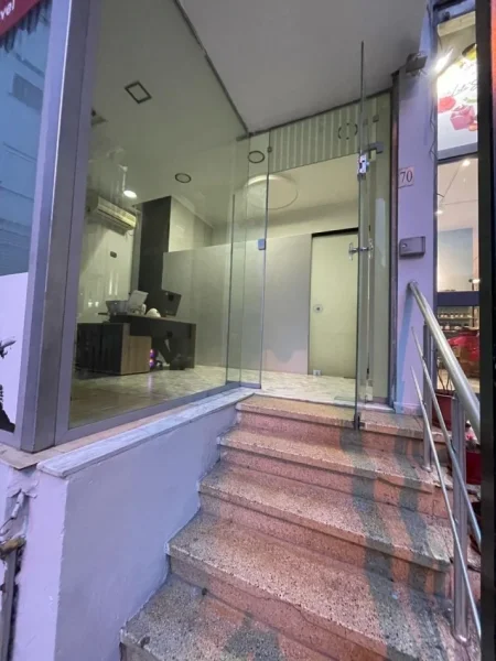 Tirane, jepet me qera ambjent biznesi Kati 0, 37 m² 300 € (5 Maji)