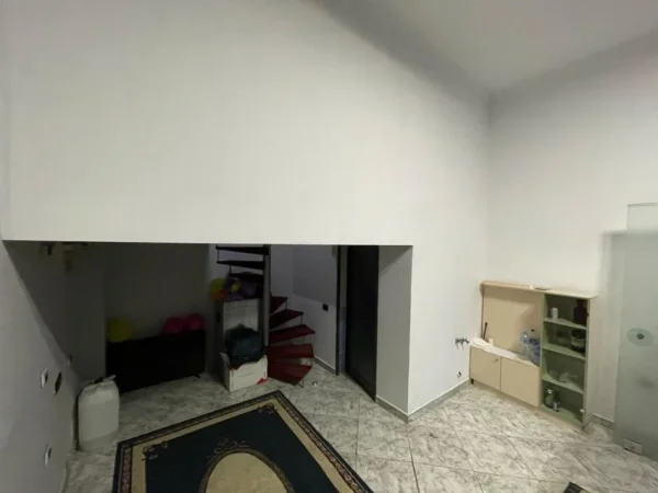 Tirane, jepet me qera ambjent biznesi Kati 0, 37 m² 300 € (5 Maji)