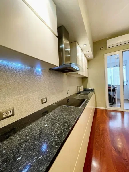 Jepet me qera apartament 2+1+Ballkon Kati 5, 110 m² 800 € (Blloku, Libri Universitar)