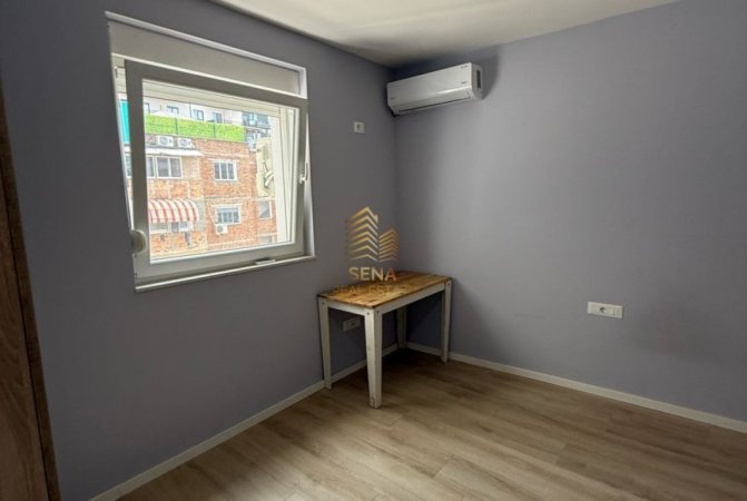 Tirane, jepet me qera ambjent biznesi Kati 2, 127 m² 700 € (Mbrapa Kafe Europa)