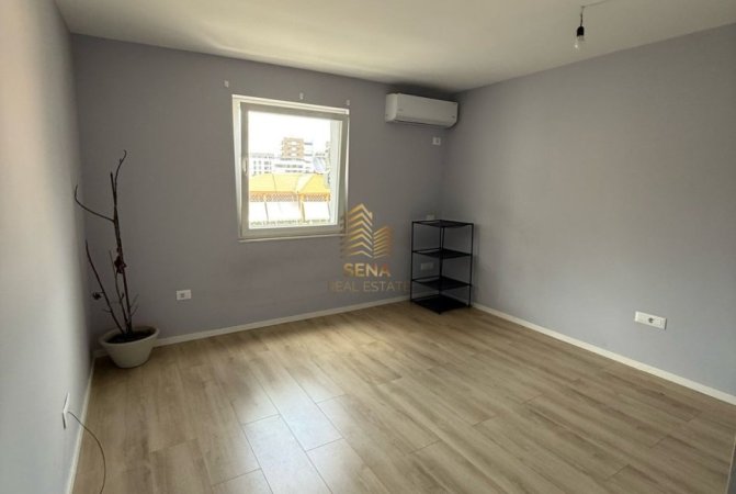 Tirane, jepet me qera ambjent biznesi Kati 2, 127 m² 700 € (Mbrapa Kafe Europa)