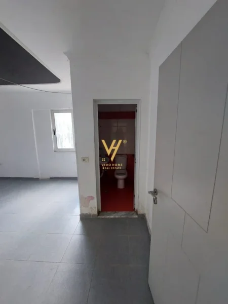 Tirane, jepet me qera dyqan Kati 0, 73 m² 700 € (UNAZA E RE)