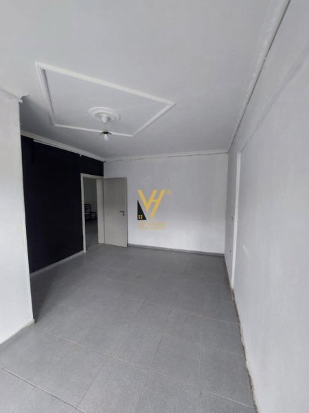 Tirane, jepet me qera dyqan Kati 0, 73 m² 700 € (UNAZA E RE)