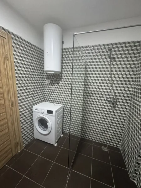 Tirane, jepet me qera apartament 1+1+Ballkon Kati 5, 94 m² 370 € (Kombinat te njesia bashkiake)