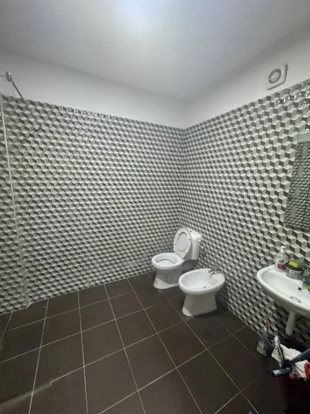 Tirane, jepet me qera apartament 1+1+Ballkon Kati 5, 94 m² 370 € (Kombinat te njesia bashkiake)