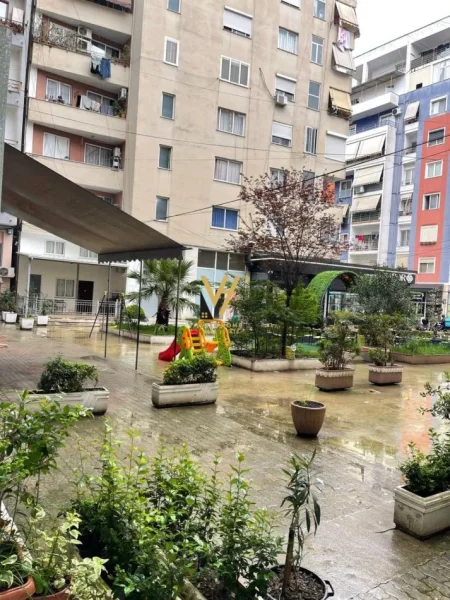 Tirane, shitet dyqan Kati 0, 57 m² 82.400 € (MISTO MAME)