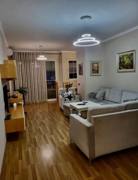 Tirane, jepet me qera apartament 2+1 Kati 5, 100 m² 700 € (DON BOSKO)