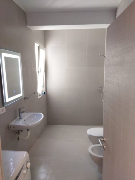 Tirane, jepet me qera apartament 2+1+Aneks+Ballkon Kati 8, 95 m² 700 € (fusha e aviacionit)