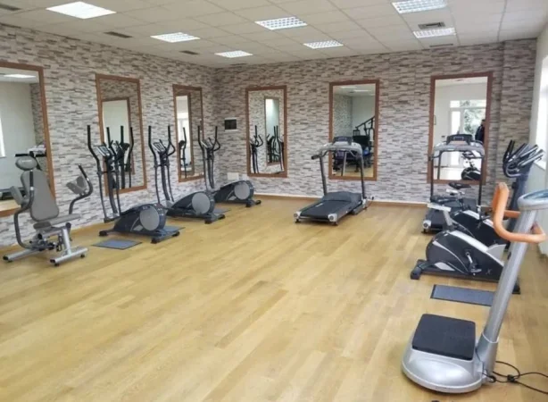 Tirane, shitet apartament , 145 m² 