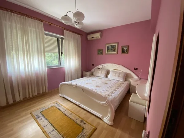 Tirane, jap me qera apartament 2+1+Ballkon Kati 2, 90 m² 650 € (Rruga Fortuzi)