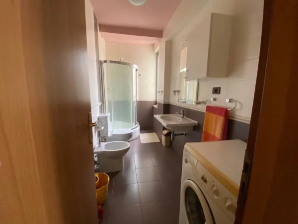 Tirane, jap me qera apartament 2+1+Ballkon Kati 2, 90 m² 650 € (Rruga Fortuzi)