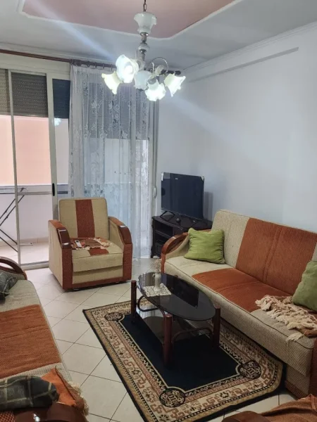 Tirane, jepet me qera apartament 1+1+Ballkon , 70 m² 500 € ne Qender ( Pazari i Ri )