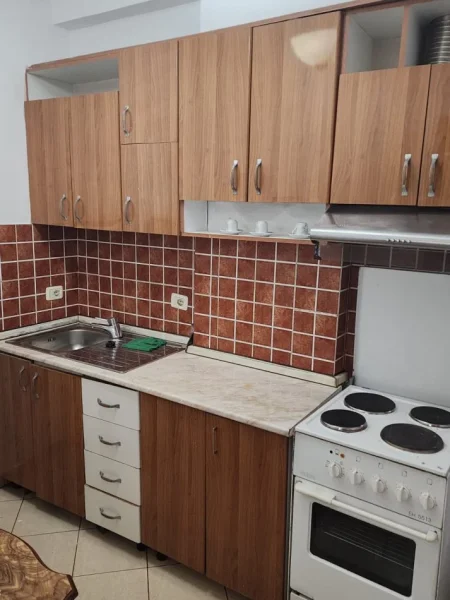 Tirane, jepet me qera apartament 1+1+Ballkon , 70 m² 500 € ne Qender ( Pazari i Ri )