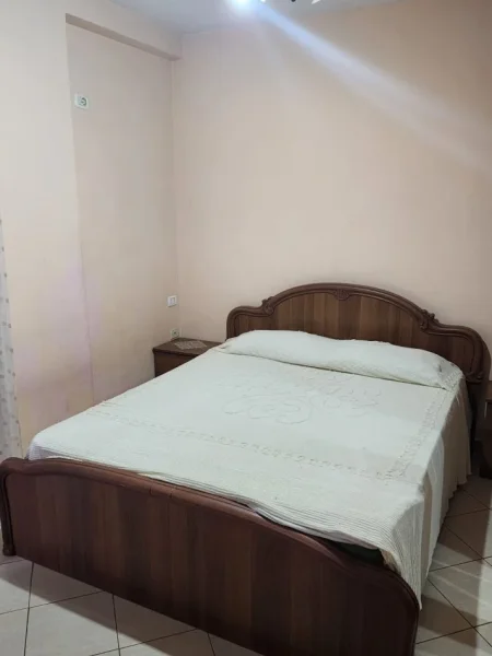 Tirane, jepet me qera apartament 1+1+Ballkon , 70 m² 500 € ne Qender ( Pazari i Ri )