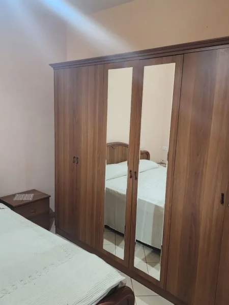 Tirane, jepet me qera apartament 1+1+Ballkon , 70 m² 500 € ne Qender ( Pazari i Ri )