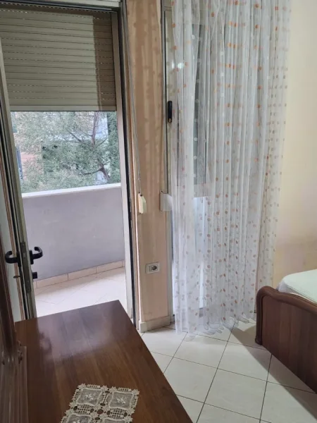 Tirane, jepet me qera apartament 1+1+Ballkon , 70 m² 500 € ne Qender ( Pazari i Ri )