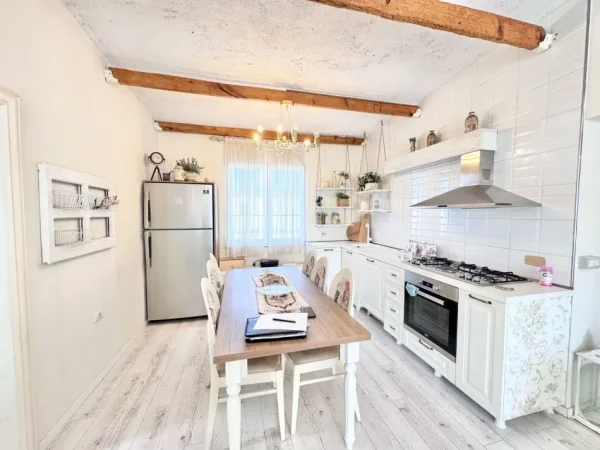 Tirane, shitet apartament 2+1+Aneks+Ballkon Kati 4, 100 m² 173.000 € (stacioni i trenit)