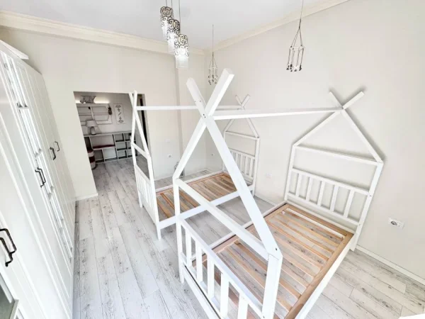 Tirane, shitet apartament 2+1+Aneks+Ballkon Kati 4, 100 m² 173.000 € (stacioni i trenit)