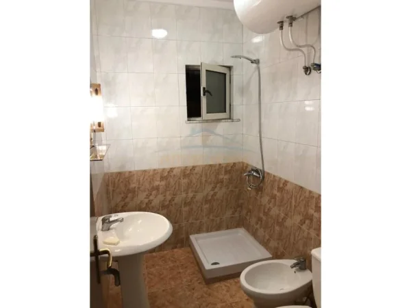 Tirane, shitet apartament 2+1+Ballkon Kati 3, 85 m² 154.000 € (Fusha e Aviacionit)