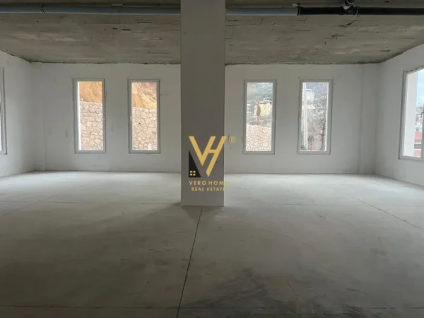 Tirane, jepet me qera ambjent biznesi Kati 0, 300 m² 4.500 € (SELITE)