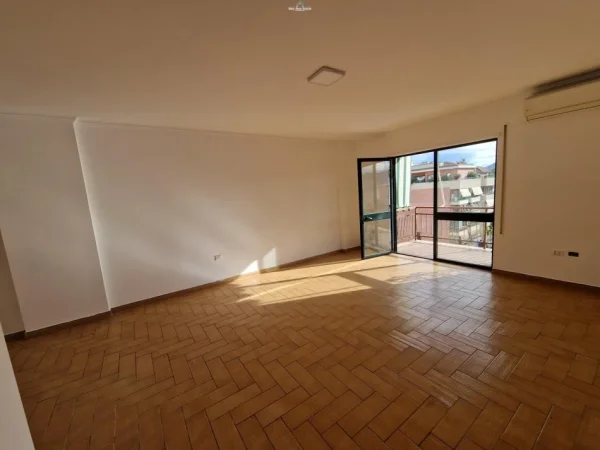 Tirane, jepet me qera zyre Kati 12, 157 m² 1.500 € (blloku)