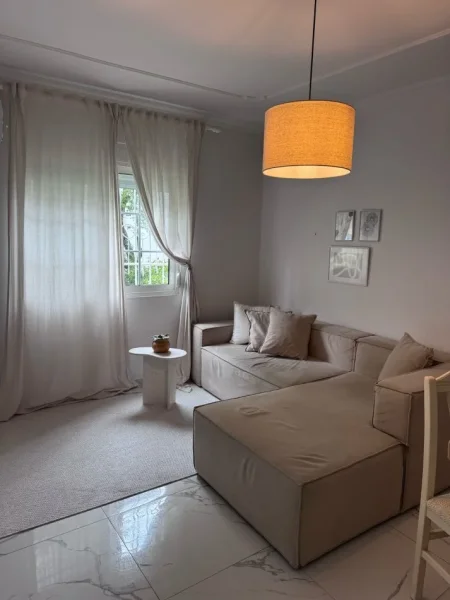 Tirane, jepet me qera apartament 1+1+Ballkon Kati 1, 53 m² 400 € (Rruga Kongresi Manastirit , prane Xhamise Xhura (ka dalje edhe te kompleksi tower bridge ,komisariati nr04))