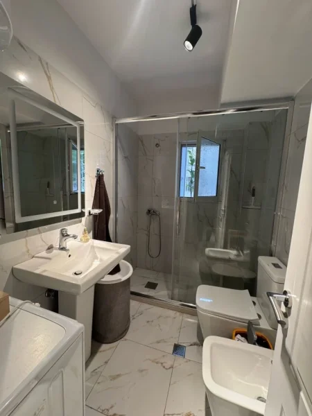 Tirane, jepet me qera apartament 1+1+Ballkon Kati 1, 53 m² 400 € (Rruga Kongresi Manastirit , prane Xhamise Xhura (ka dalje edhe te kompleksi tower bridge ,komisariati nr04))