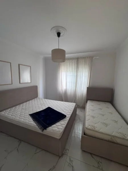 Tirane, jepet me qera apartament 1+1+Ballkon Kati 1, 53 m² 400 € (Rruga Kongresi Manastirit , prane Xhamise Xhura (ka dalje edhe te kompleksi tower bridge ,komisariati nr04))