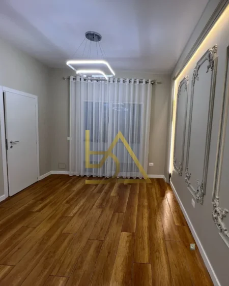 Tirane, shitet apartament 1+1+Ballkon , 