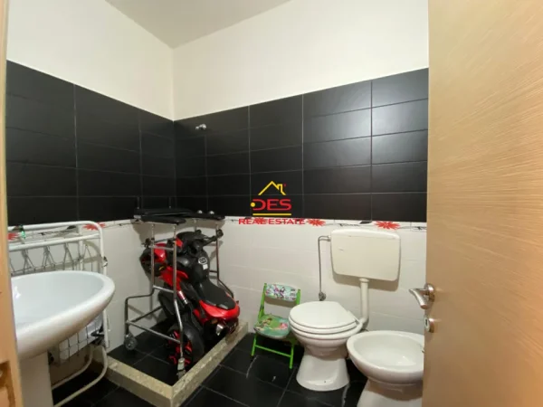 Vlore, jepet me qera apartament 2+1+Ballkon Kati 7, 400 m² 400 € (Rruga Hasan Kushta)
