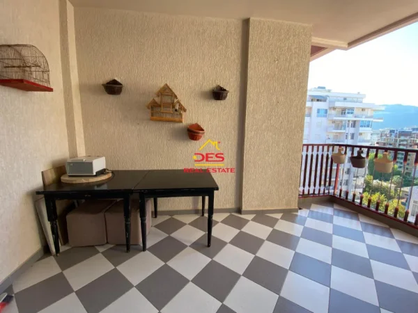 Vlore, jepet me qera apartament 2+1+Ballkon Kati 7, 400 m² 400 € (Rruga Hasan Kushta)