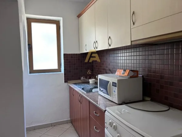 Shqiperi, shitet apartament 1+1 Kati 2, 53 m² 95.000 € (KOMISARIATI NR. 4)