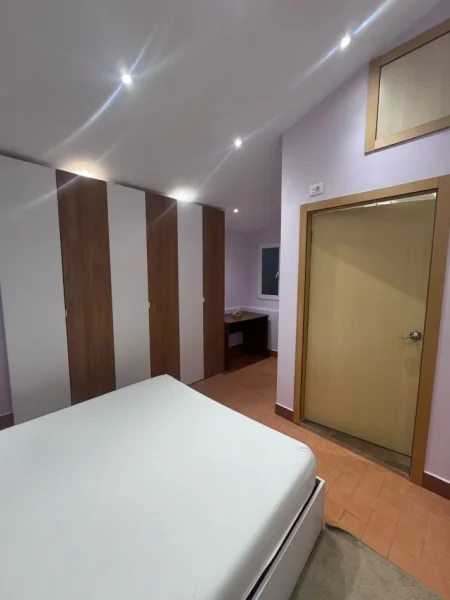 Tirane, jepet me qera apartament 2+1+Ballkon Kati 2, 100 m² 650 € (Myslym Shyr prane Someg)
