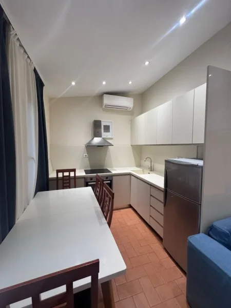 Tirane, jepet me qera apartament 2+1+Ballkon Kati 2, 100 m² 650 € (Myslym Shyr prane Someg)