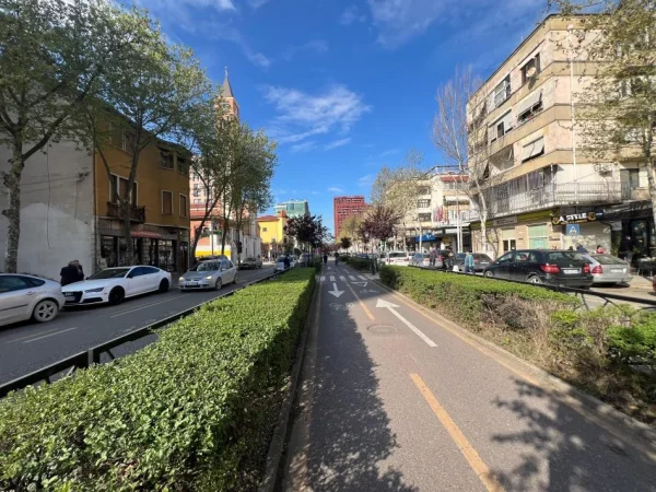 Tirane, jepet me qera apartament 2+1 Kati 4, 2.800 € (Rruga e Kavajes)