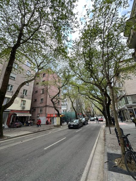 Tirane, jepet me qera dyqan Kati 0, 55 m² 2.000 € (Myslym Shyri)