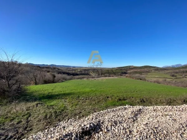 Tirane, shitet toke , 8.400 m² 1.092.000 € (Fshati Daias)