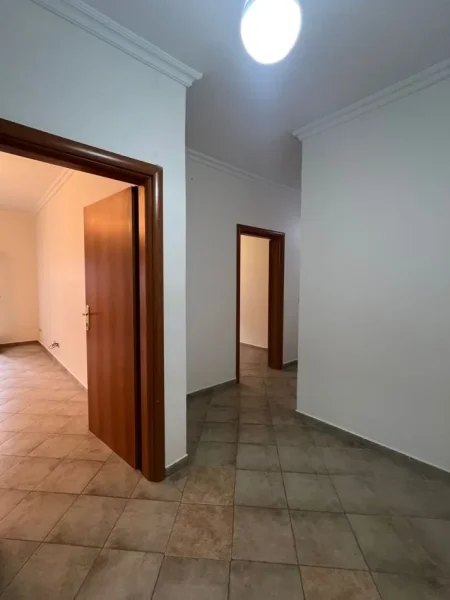 Tirane, jepet me qera zyre Kati 1, 127 m² 700 € (9-kateshet)
